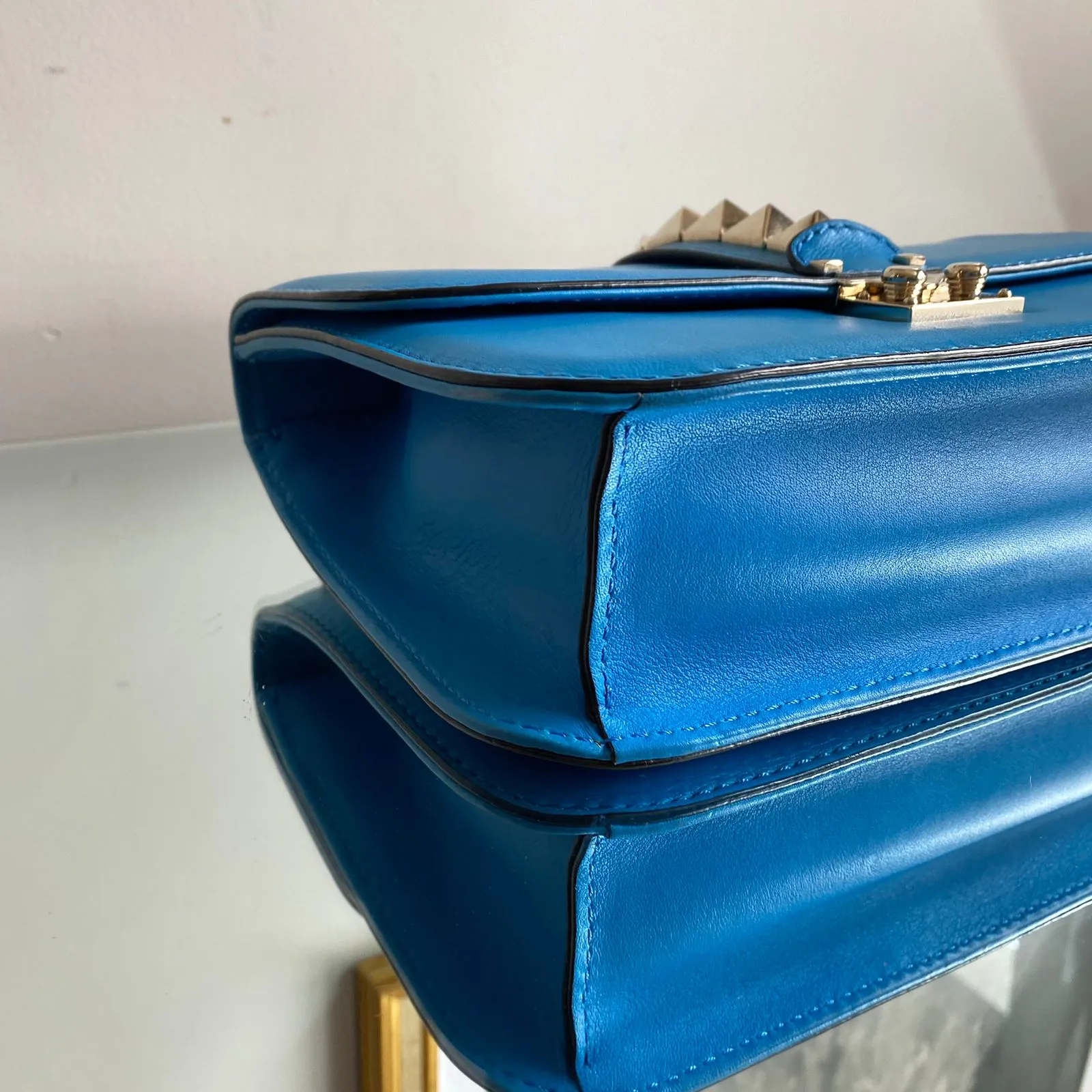 Bolsa Valentino Rockstud Em couro Azul Ferragem Ligth Gold