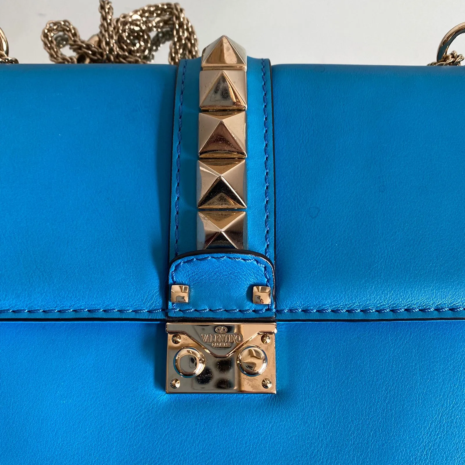 Bolsa Valentino Rockstud Em couro Azul Ferragem Ligth Gold