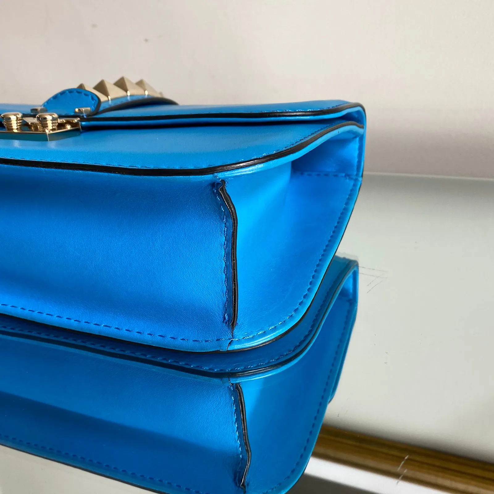 Bolsa Valentino Rockstud Em couro Azul Ferragem Ligth Gold