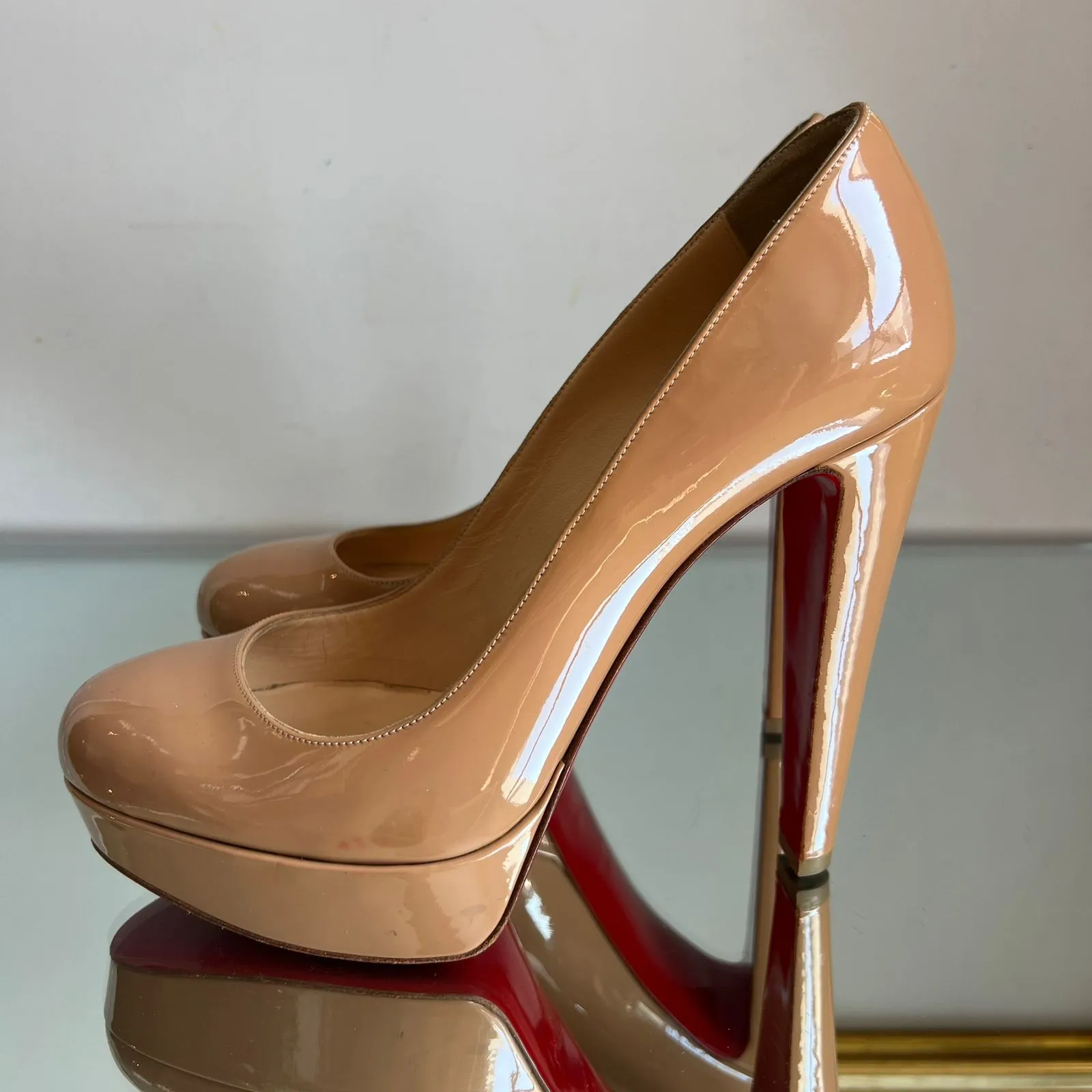 Scarpin Plataforma Christian Louboutin Bianca Verniz Bege