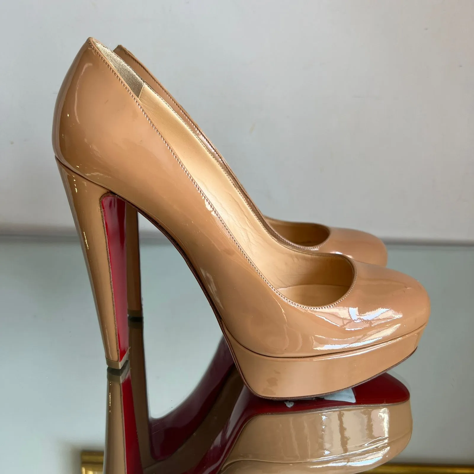 Scarpin Plataforma Christian Louboutin Bianca Verniz Bege