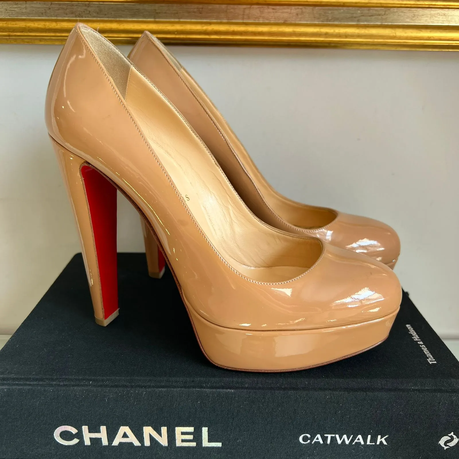 Scarpin Plataforma Christian Louboutin Bianca Verniz Bege