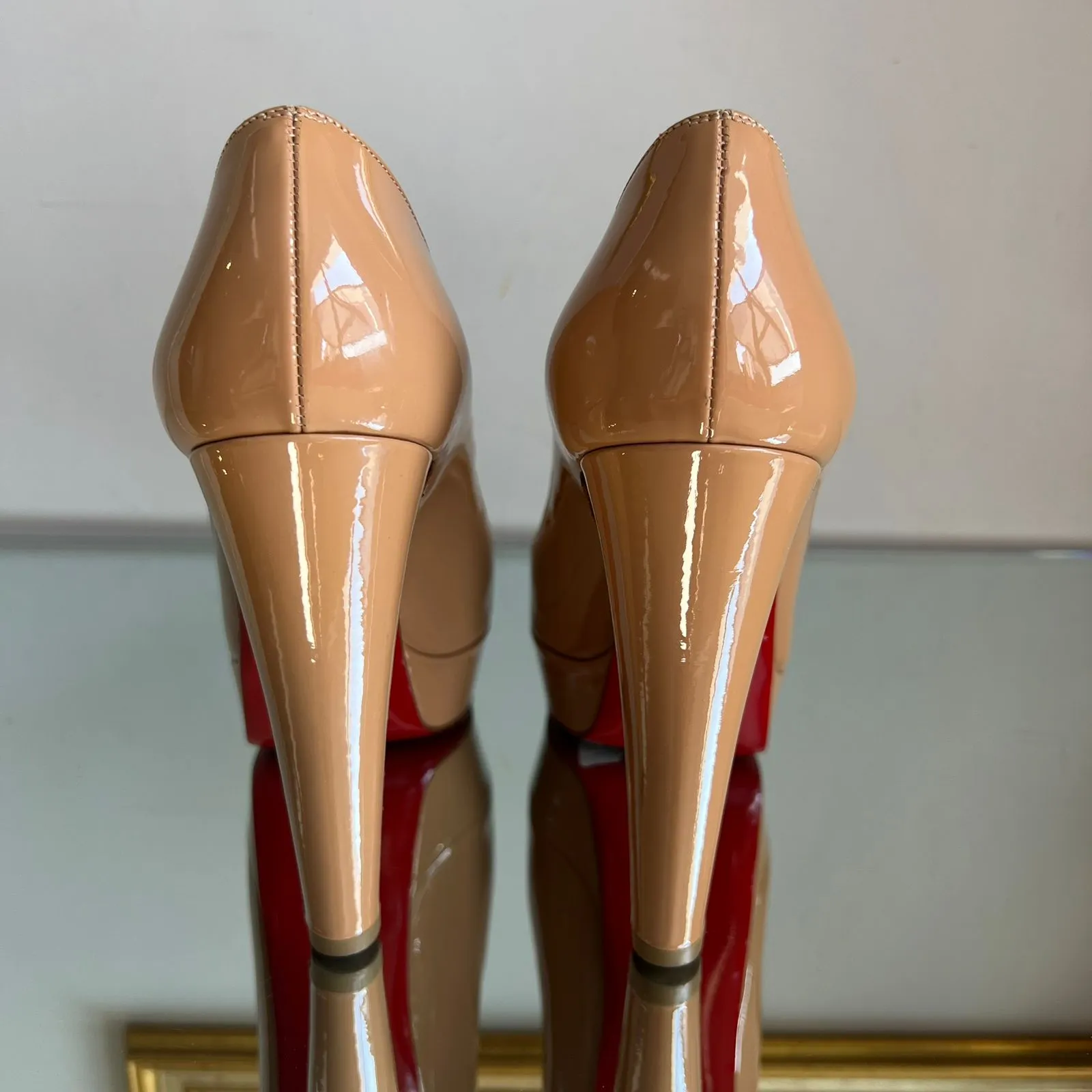 Scarpin Plataforma Christian Louboutin Bianca Verniz Bege