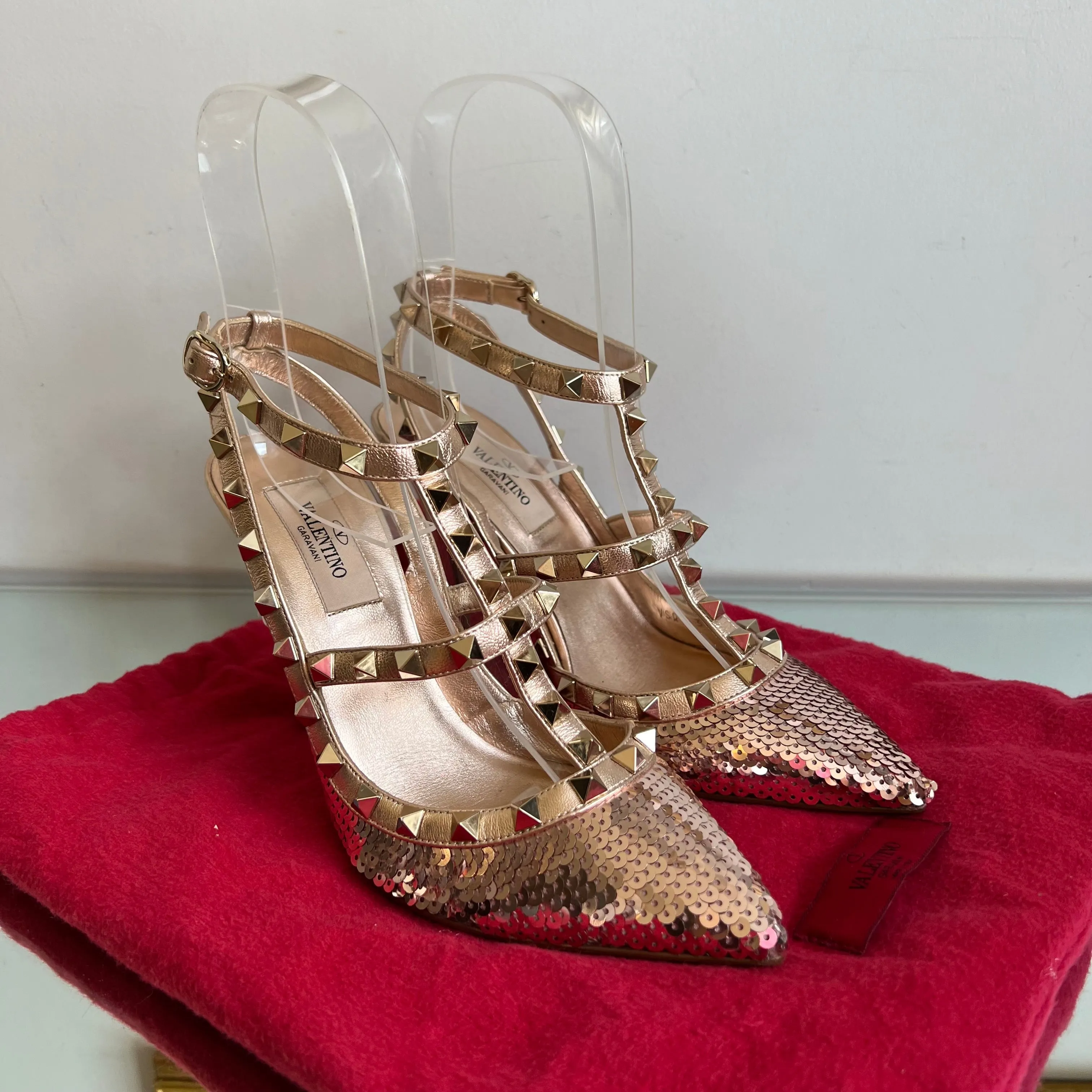 Scarpin Valentino Rockstud com Paetê Rose